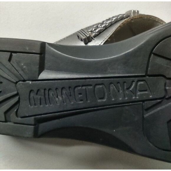 Minnetonka Pewter Leather Embellished Thong Sandals Size 7 - Picture 11 of 15